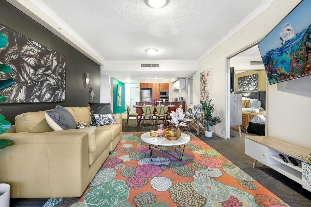 Chevron Renaissance And Sub Penthouses - We Accommodate Apartment
