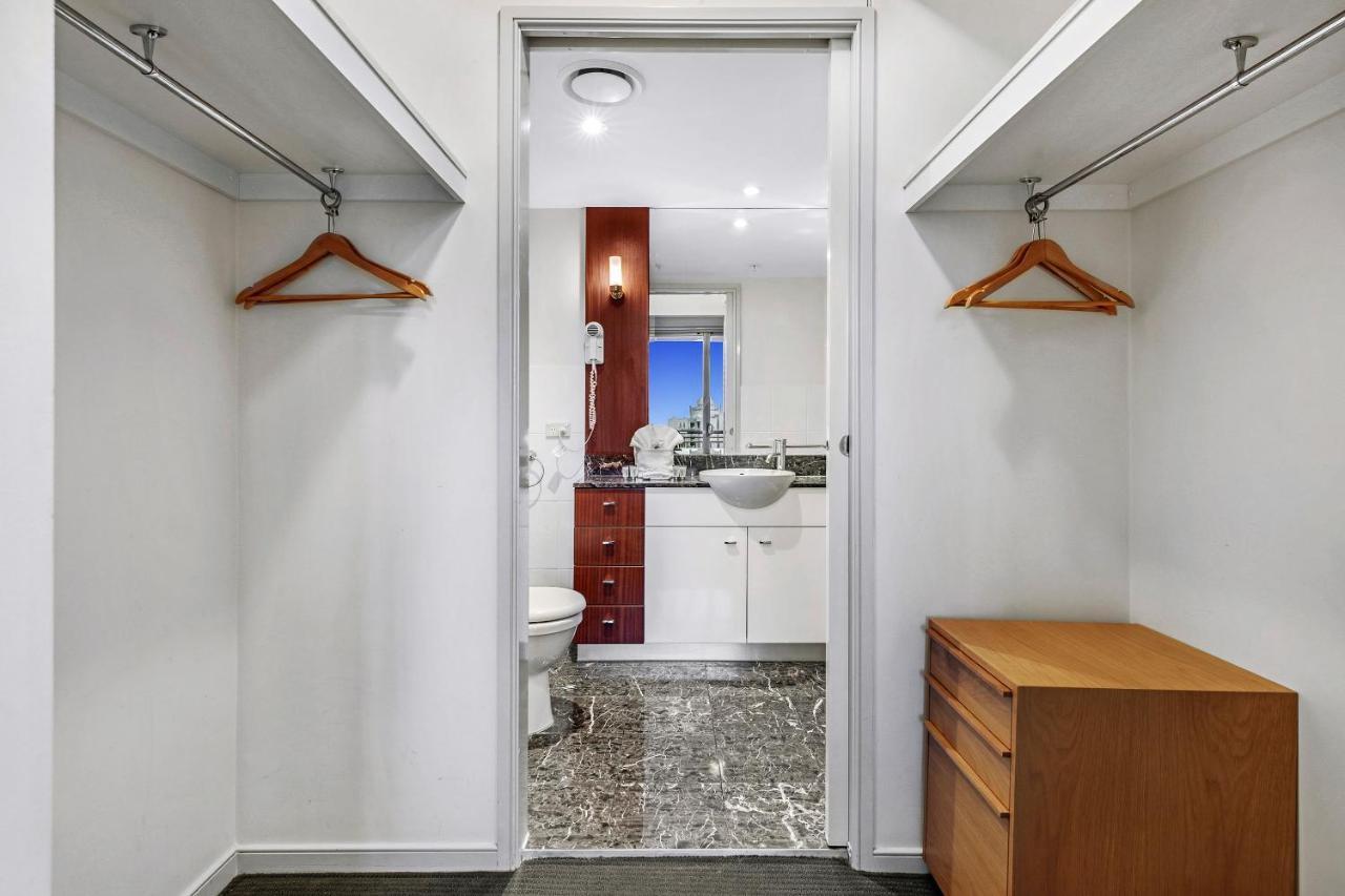 Chevron Renaissance And Sub Penthouses - We Accommodate Apartment
