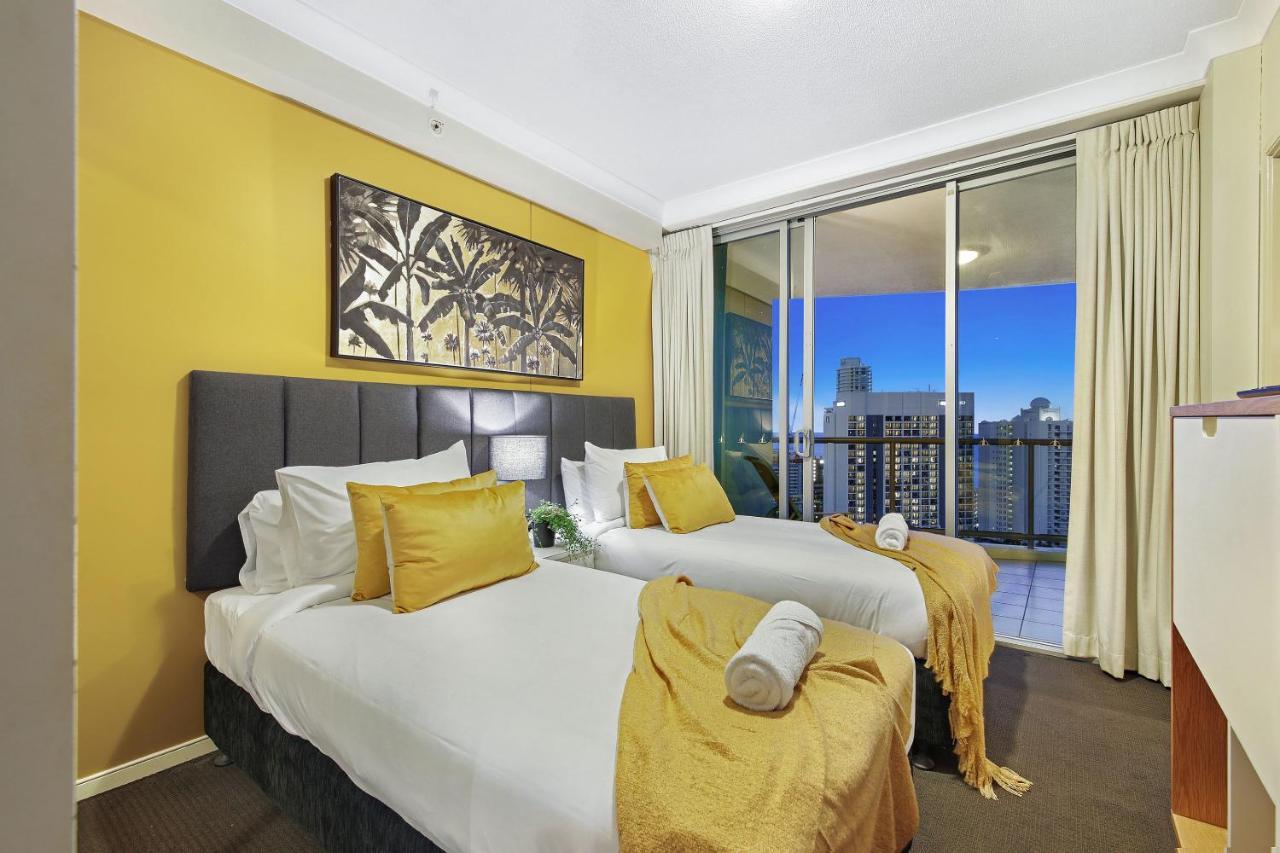 Chevron Renaissance And Sub Penthouses - We Accommodate Apartment